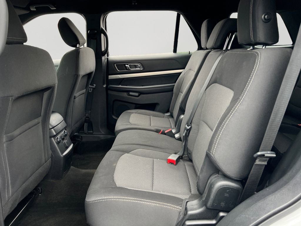 Used 2018 Ford Explorer XLT image 11