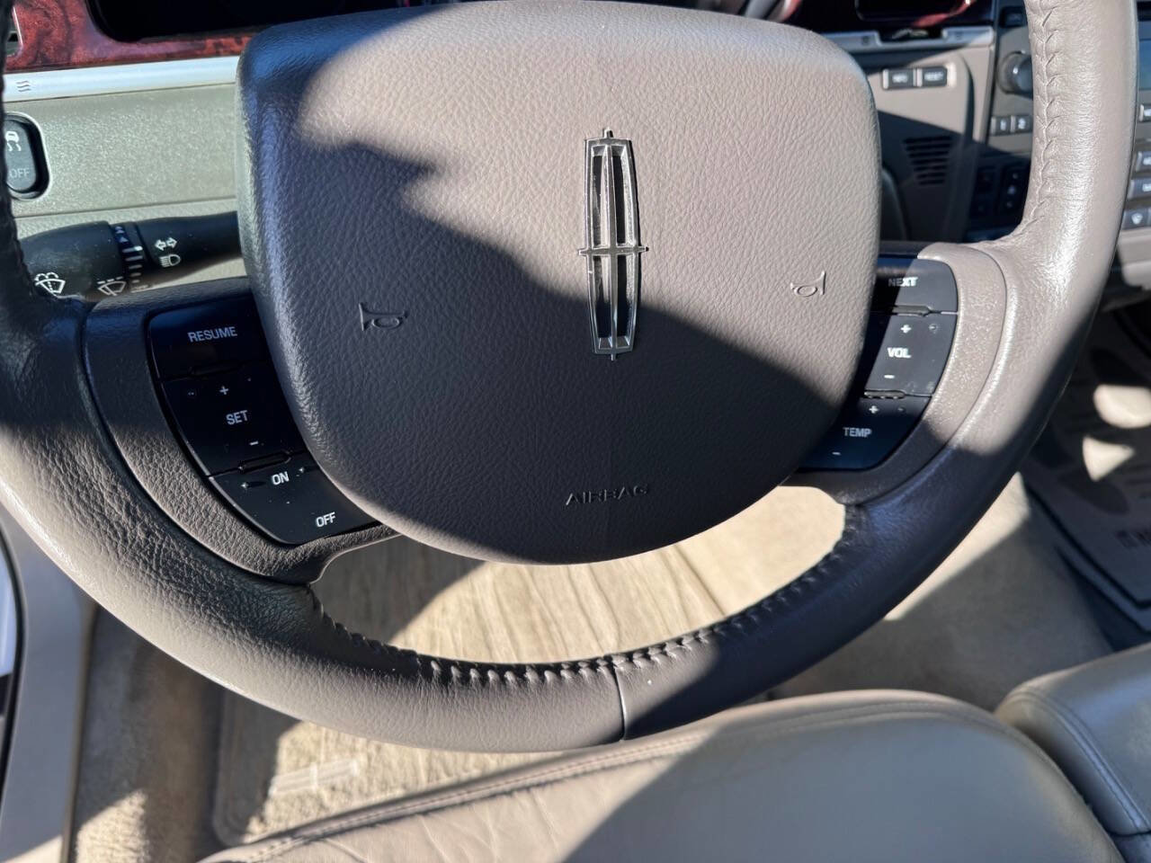 Used 2011 Lincoln Town Car Signature Limited image 17