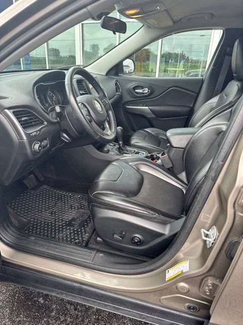 Used 2019 Jeep Cherokee Latitude Plus w/ Cold Weather Group AWD/4WD image 8