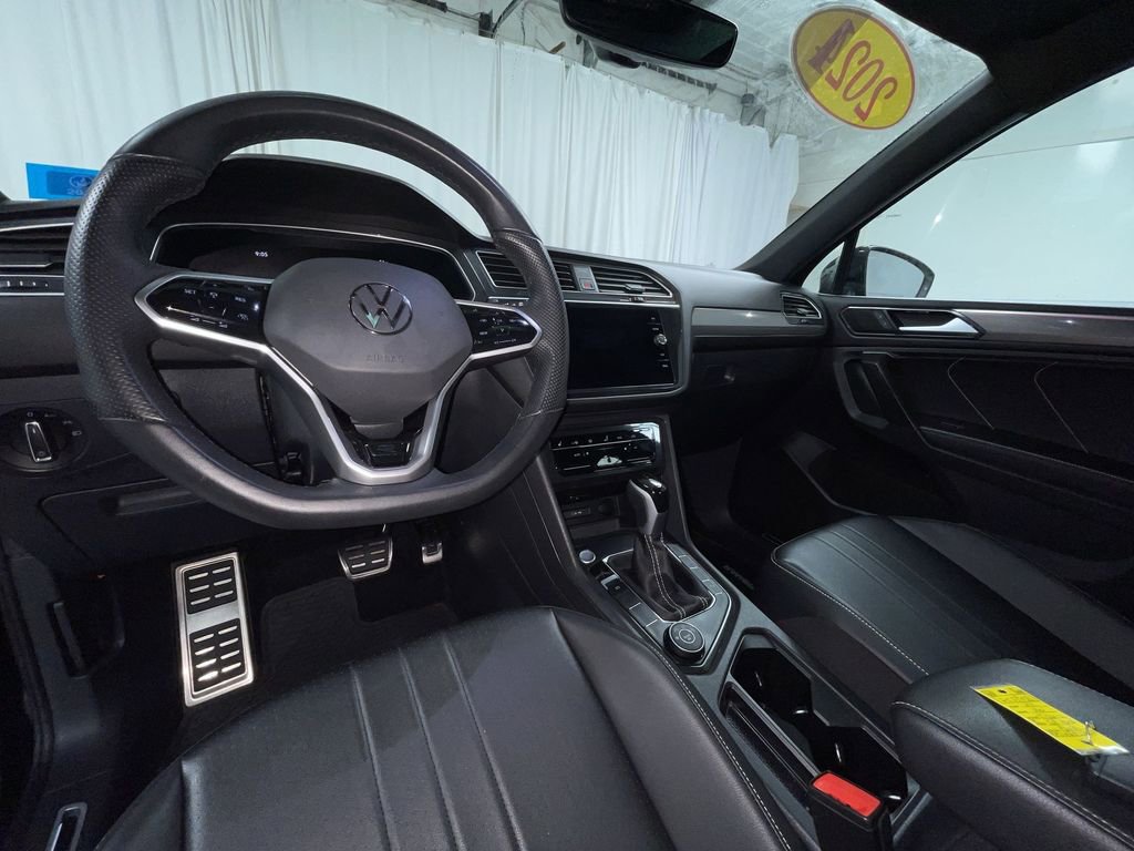 Used 2024 Volkswagen Tiguan SE R-Line image 3