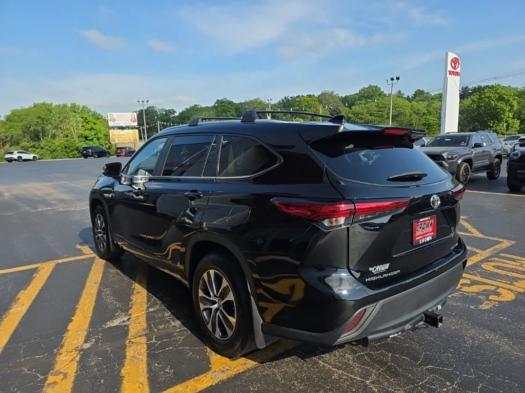 Used 2023 Toyota Highlander XLE AWD/4WD image 7