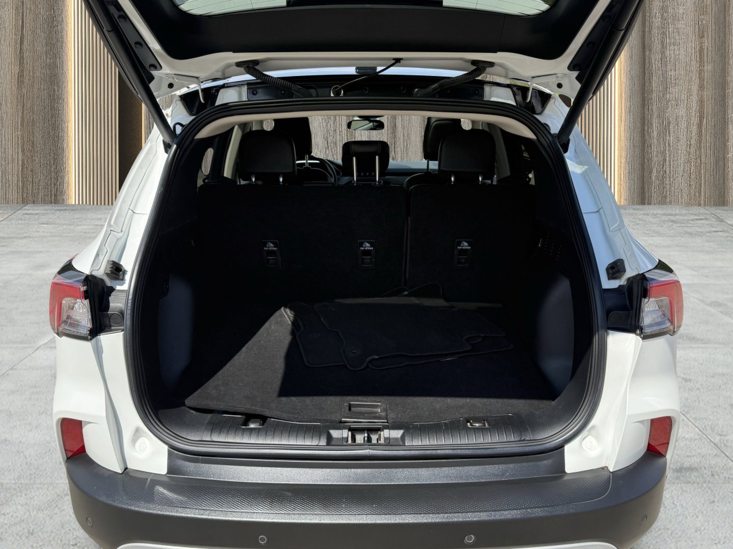 Used 2020 Ford Escape Titanium image 17