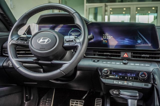 Certified 2025 Hyundai Elantra SEL FWD image 17