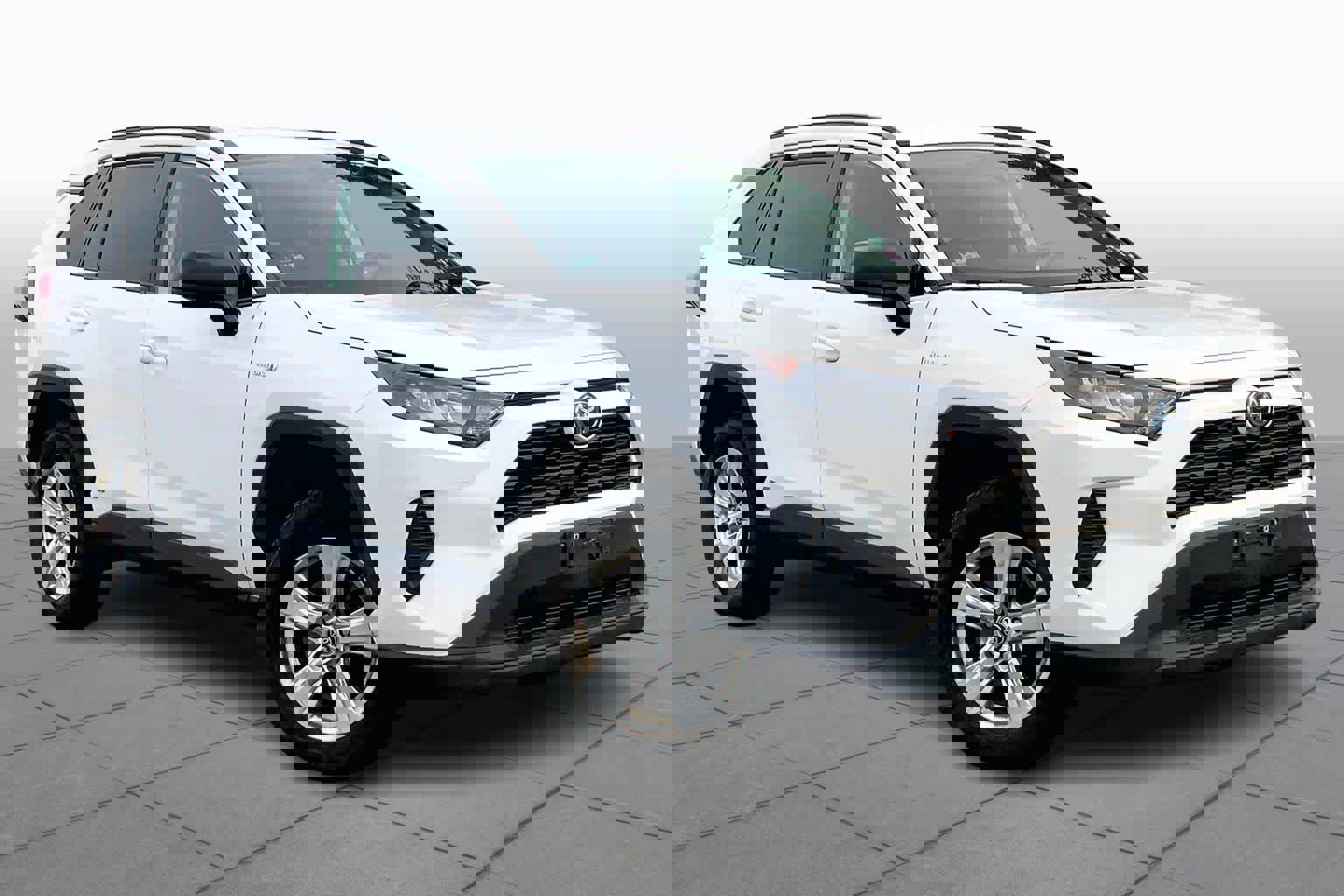 Used 2021 Toyota RAV4 LE image 3