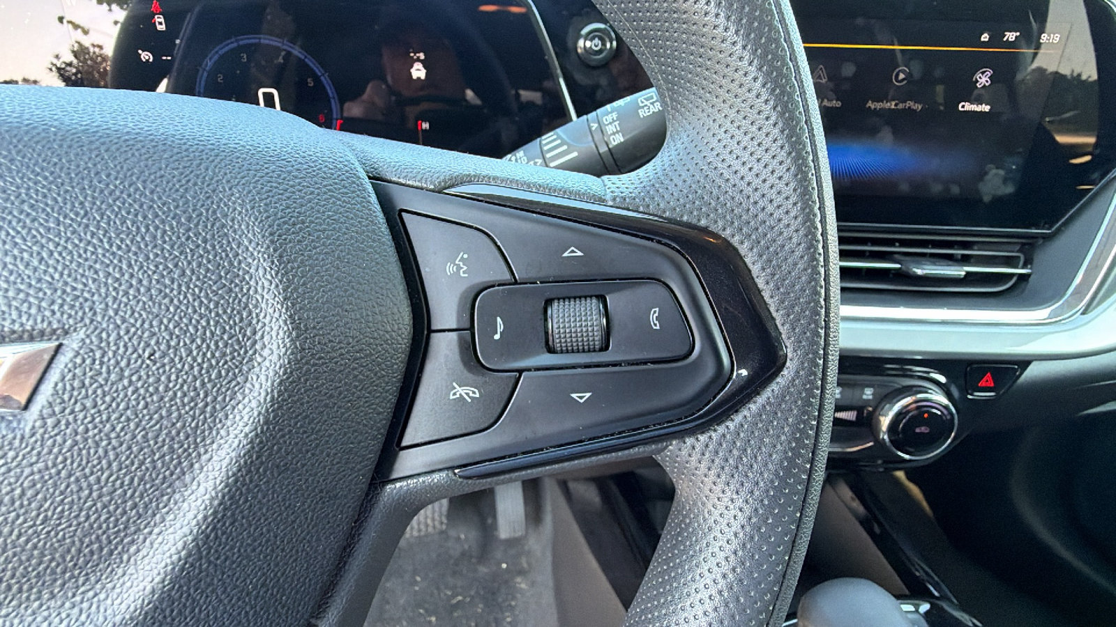 Used 2025 Chevrolet Trax LT FWD image 27