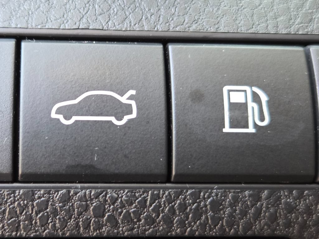 Used 2018 Toyota Camry LE FWD image 8