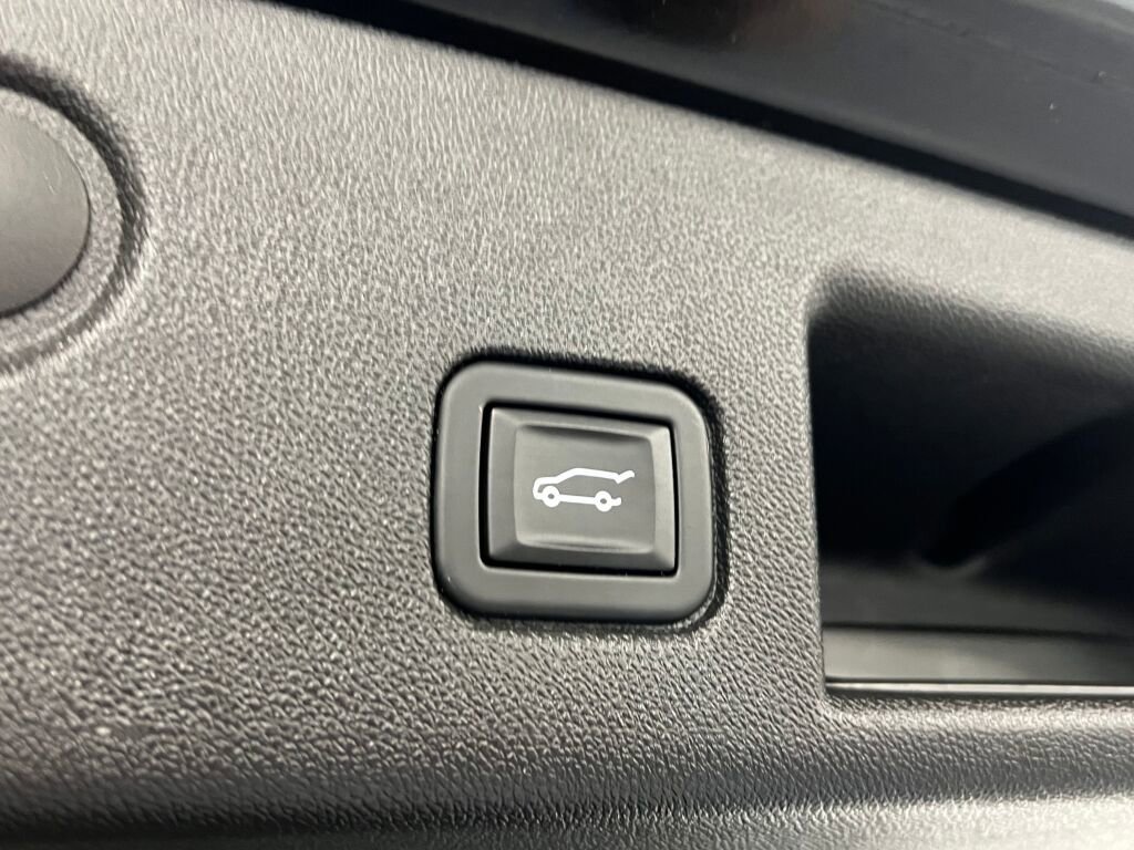 Used 2023 Chevrolet Equinox LT w/ Driver Convenience Package image 18