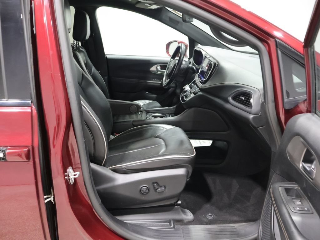 Used 2021 Chrysler Pacifica Limited w/ Uconnect Theater Family Group FWD image 21