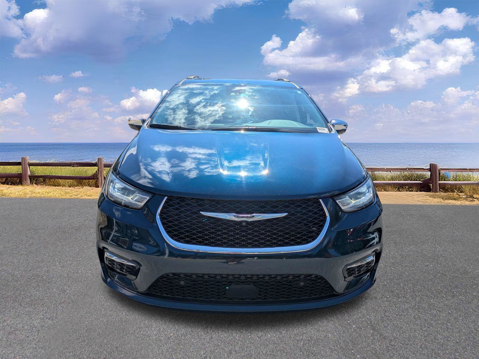 Certified 2023 Chrysler Pacifica Limited FWD image 11