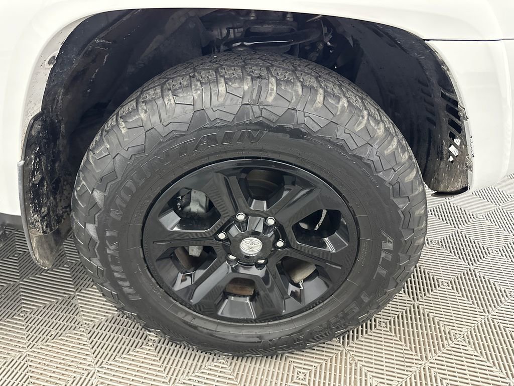 Used 2018 Toyota 4Runner SR5 AWD/4WD image 13