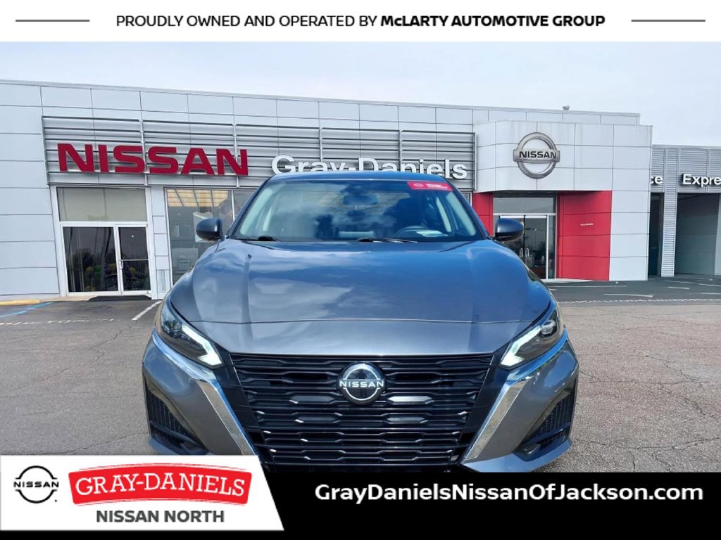 Used 2024 Nissan Altima 2.5 SV FWD image 2