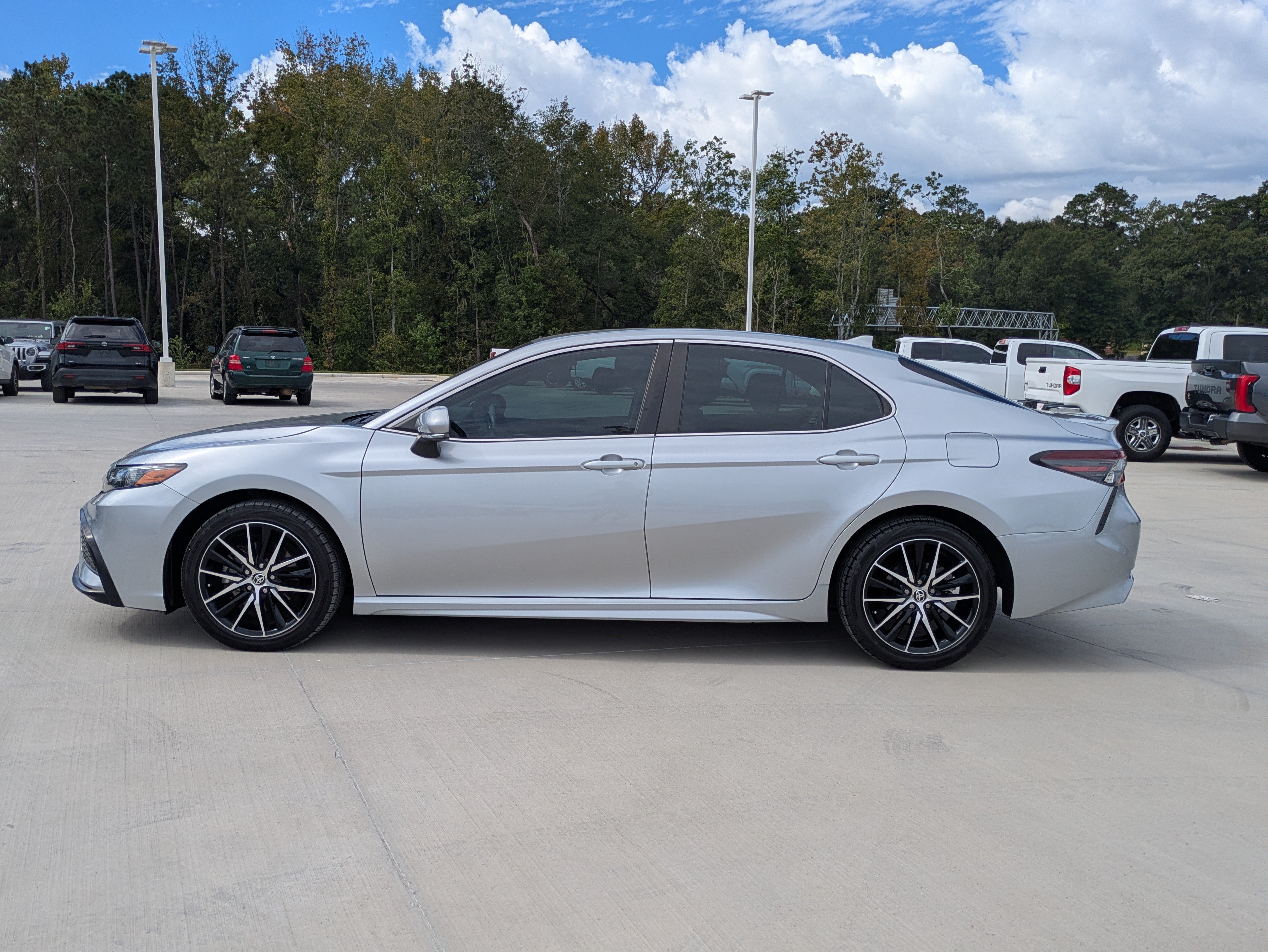 Used 2024 Toyota Camry SE FWD image 2