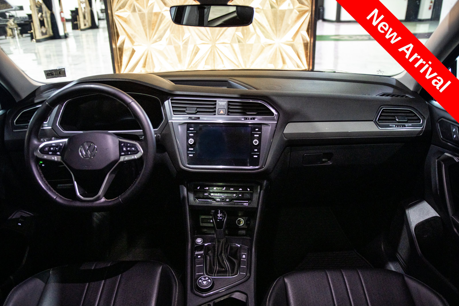 Used 2024 Volkswagen Tiguan SE AWD/4WD image 15