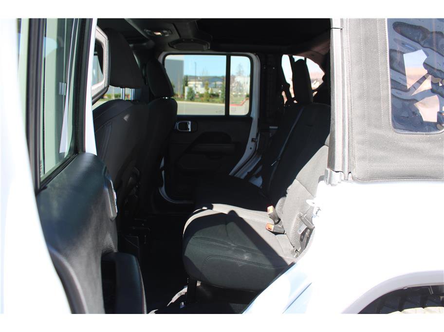 Used 2018 Jeep Wrangler Unlimited Sahara w/ Uconnect 4C Nav & Sound Group image 16