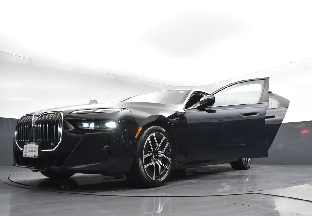 Used 2025 BMW 740i xDrive AWD/4WD image 37
