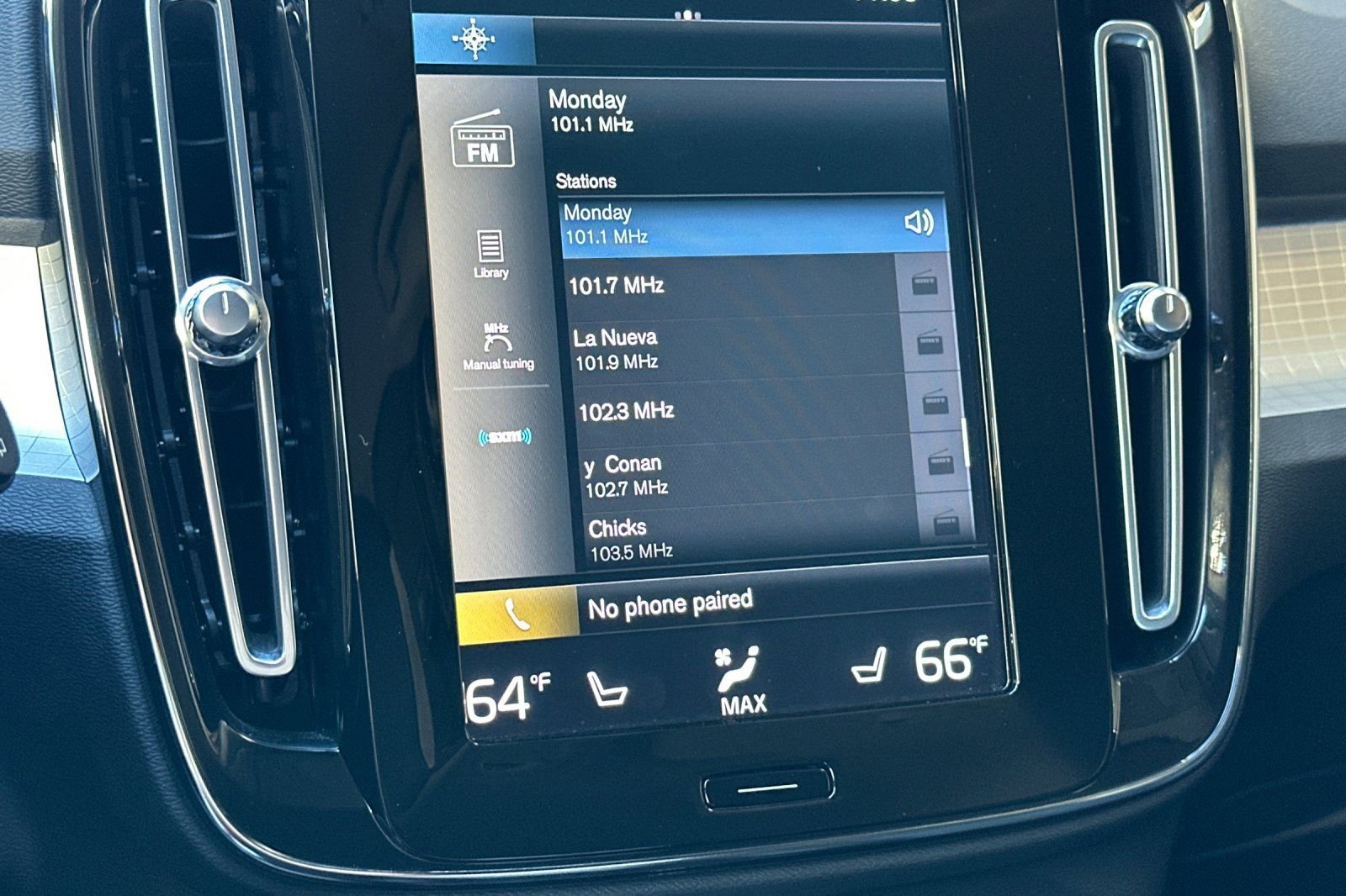 Used 2021 Volvo XC40 T5 Momentum w/ Premium Package image 25