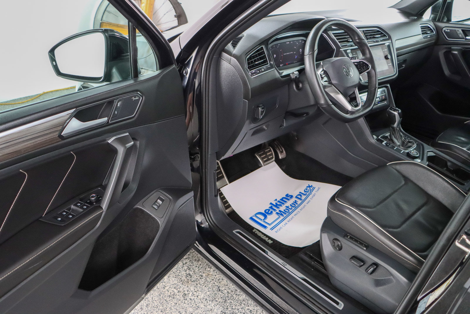Used 2022 Volkswagen Tiguan SEL R-Line AWD/4WD image 3
