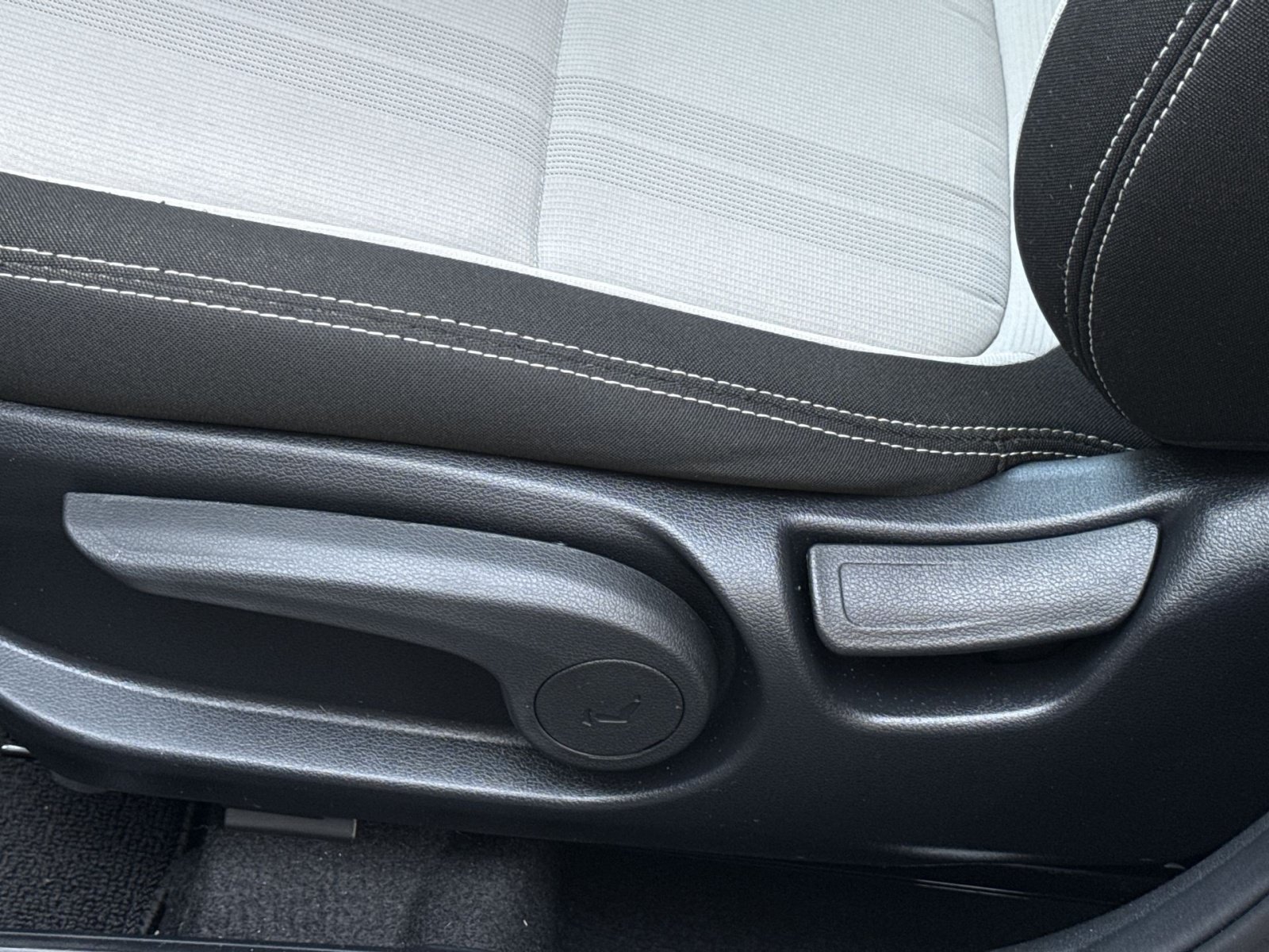 Certified 2024 Hyundai Venue SEL FWD image 14