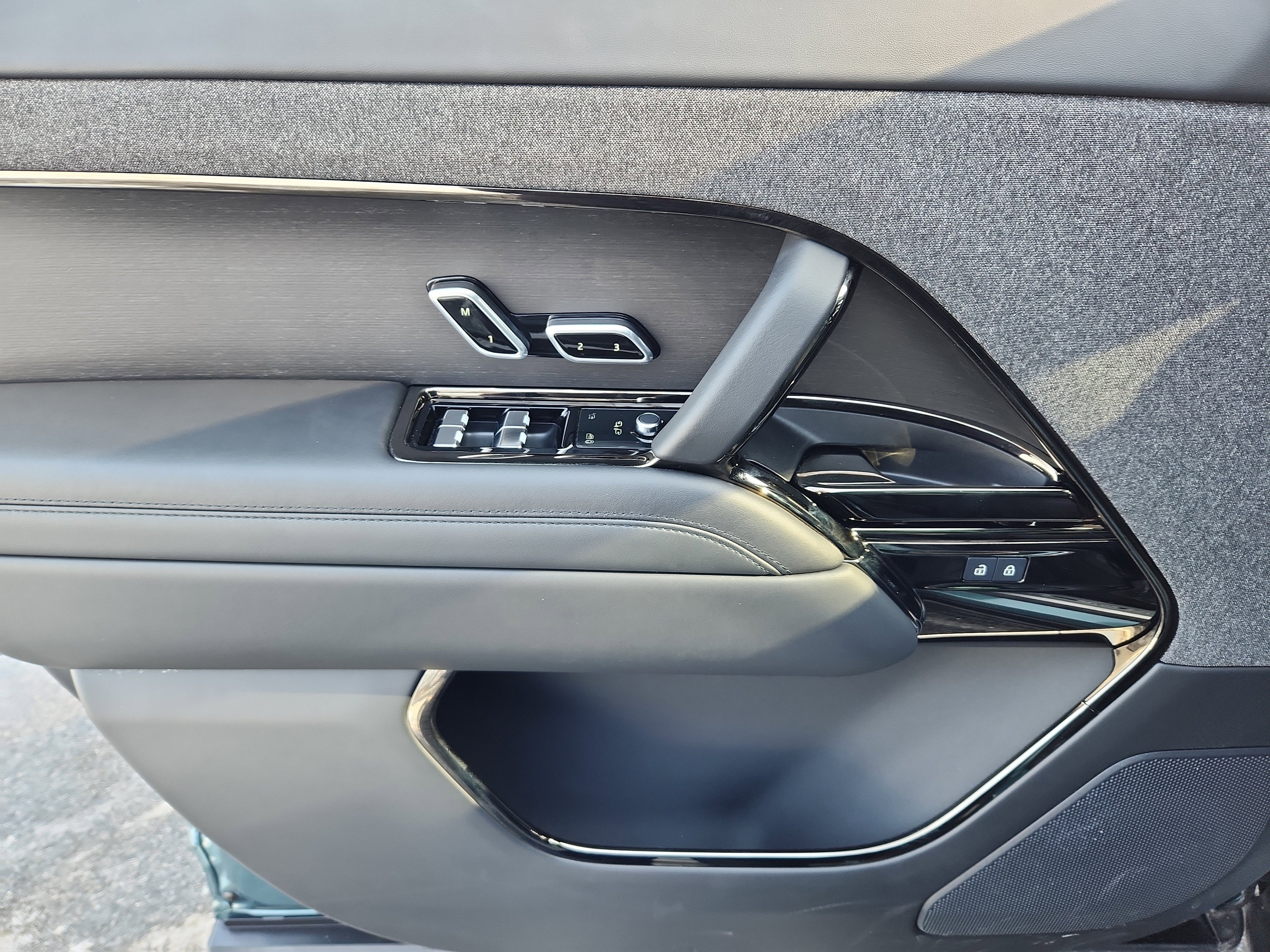 Used 2025 Land Rover Range Rover Sport SE image 25