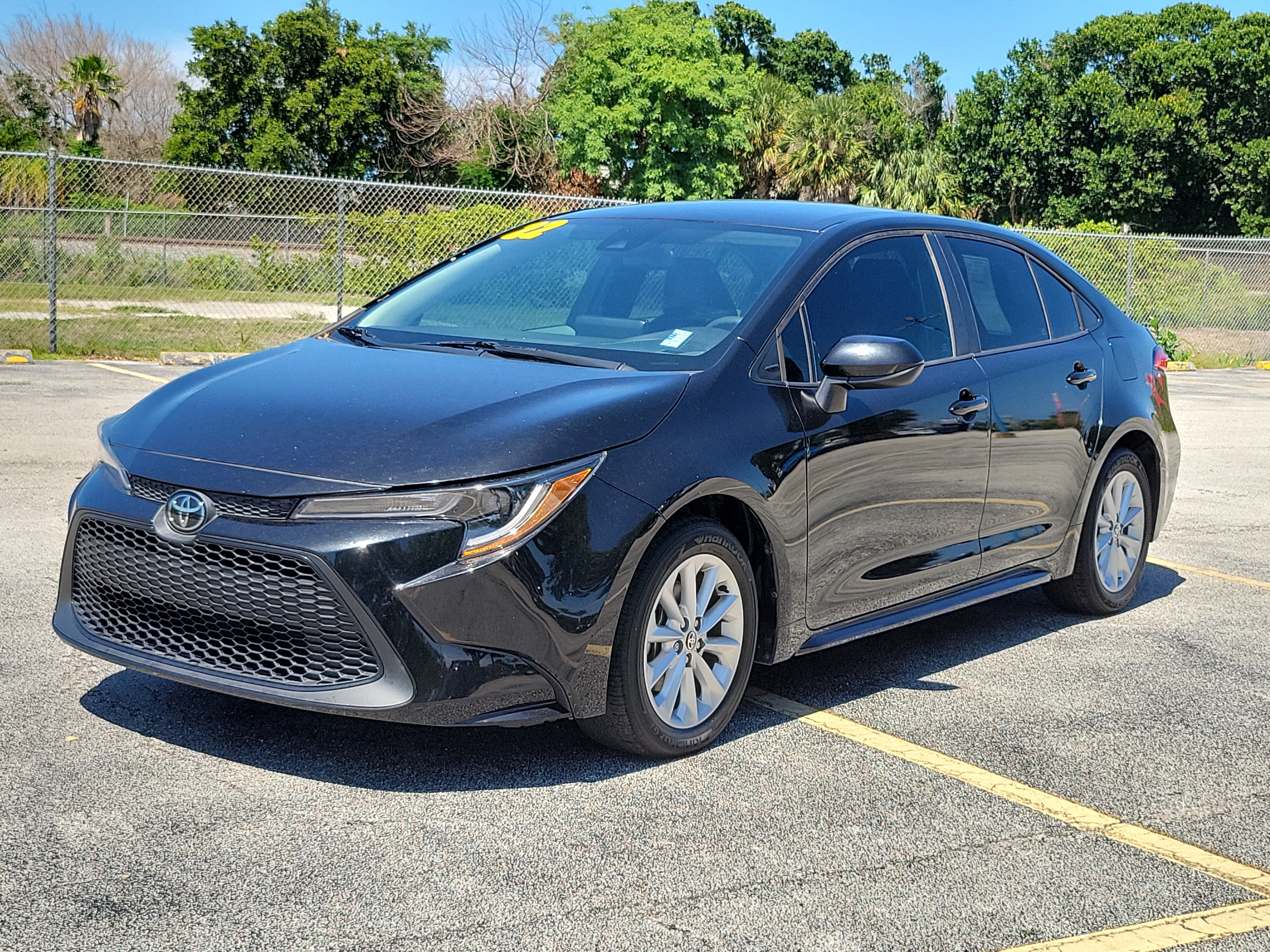 Used 2022 Toyota Corolla LE w/ LE Convenience Package FWD image 2