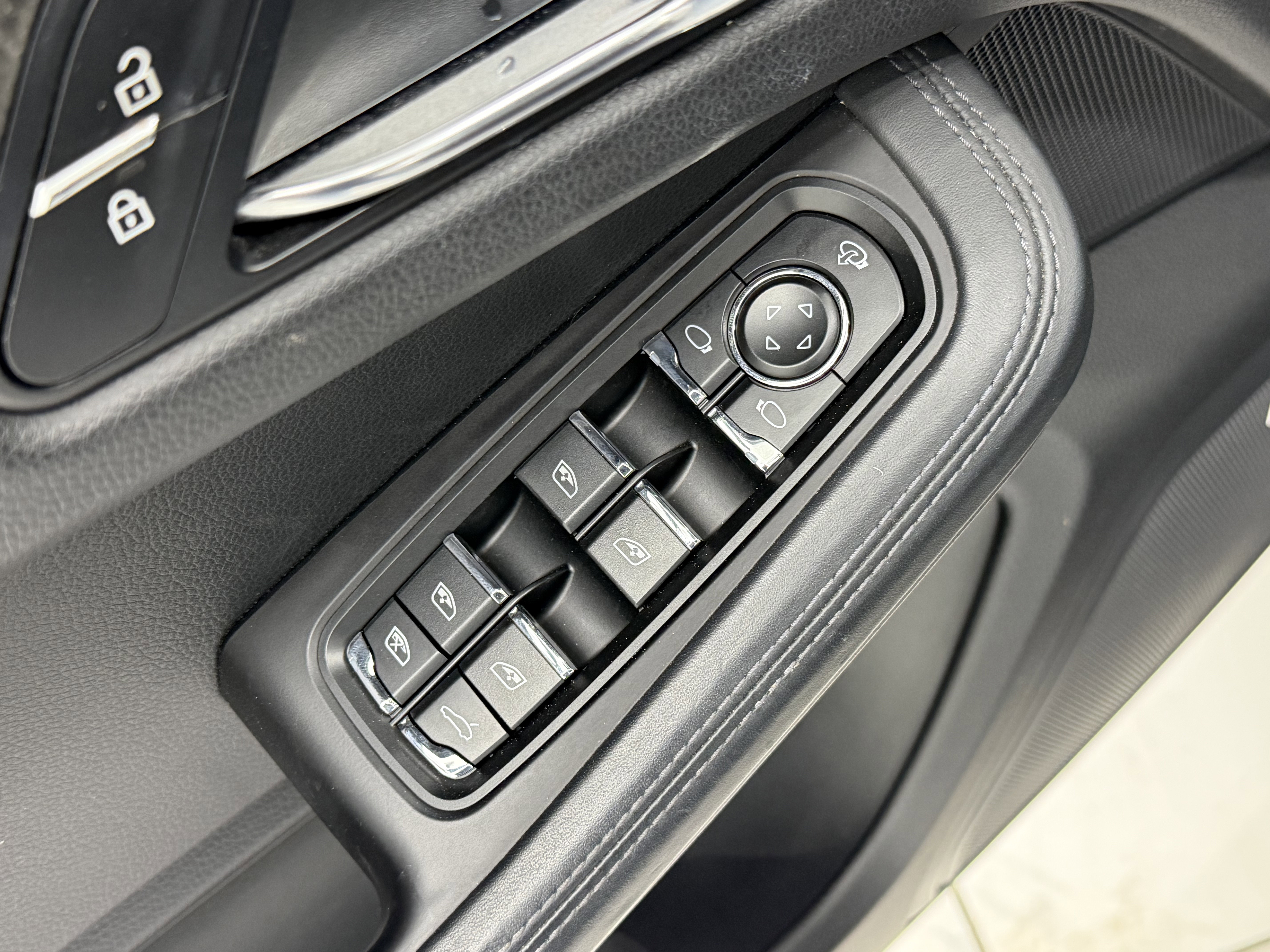 Certified 2022 Porsche Macan image 28