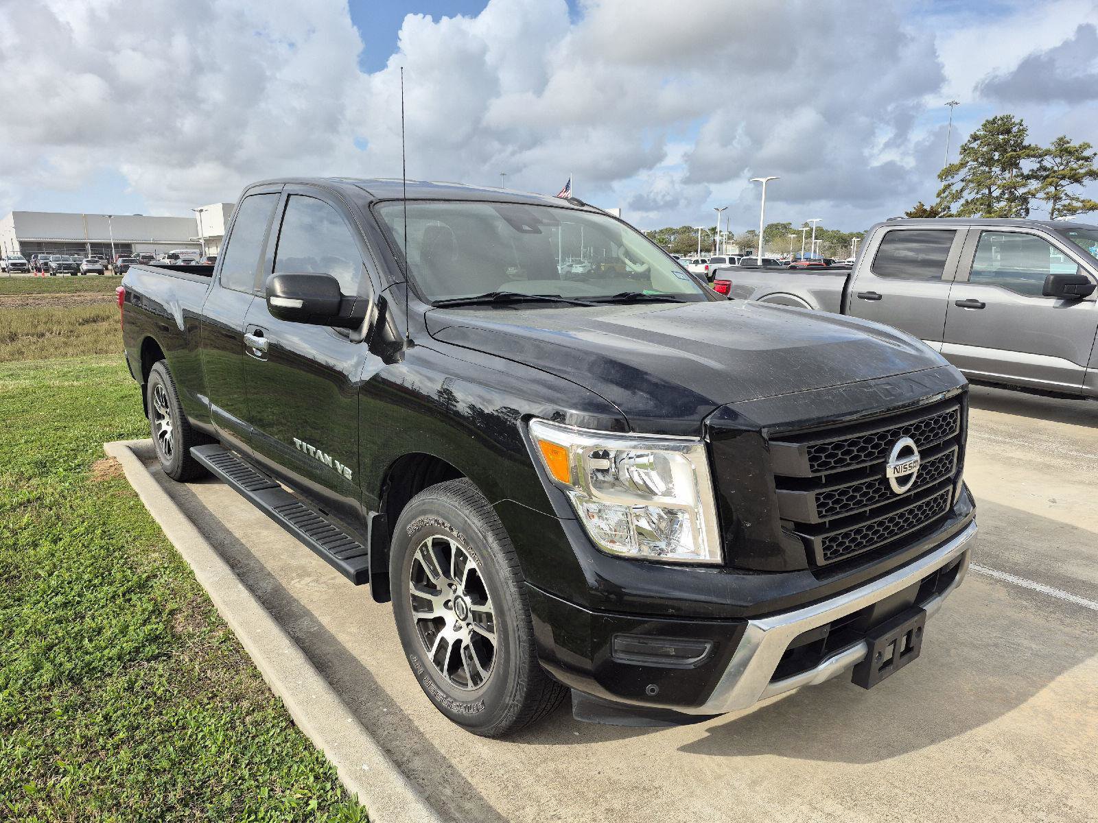 Used 2020 Nissan Titan SV w/ SV Convenience Package image 2