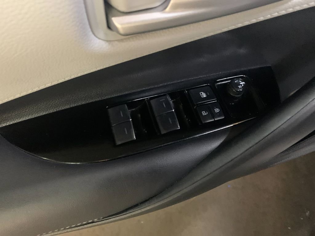 Used 2023 Toyota Corolla SE w/ SE Premium Package FWD image 13