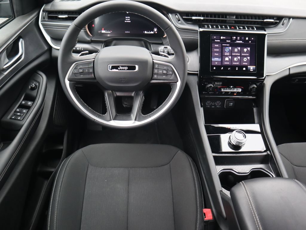 Used 2025 Jeep Grand Cherokee L Laredo image 12