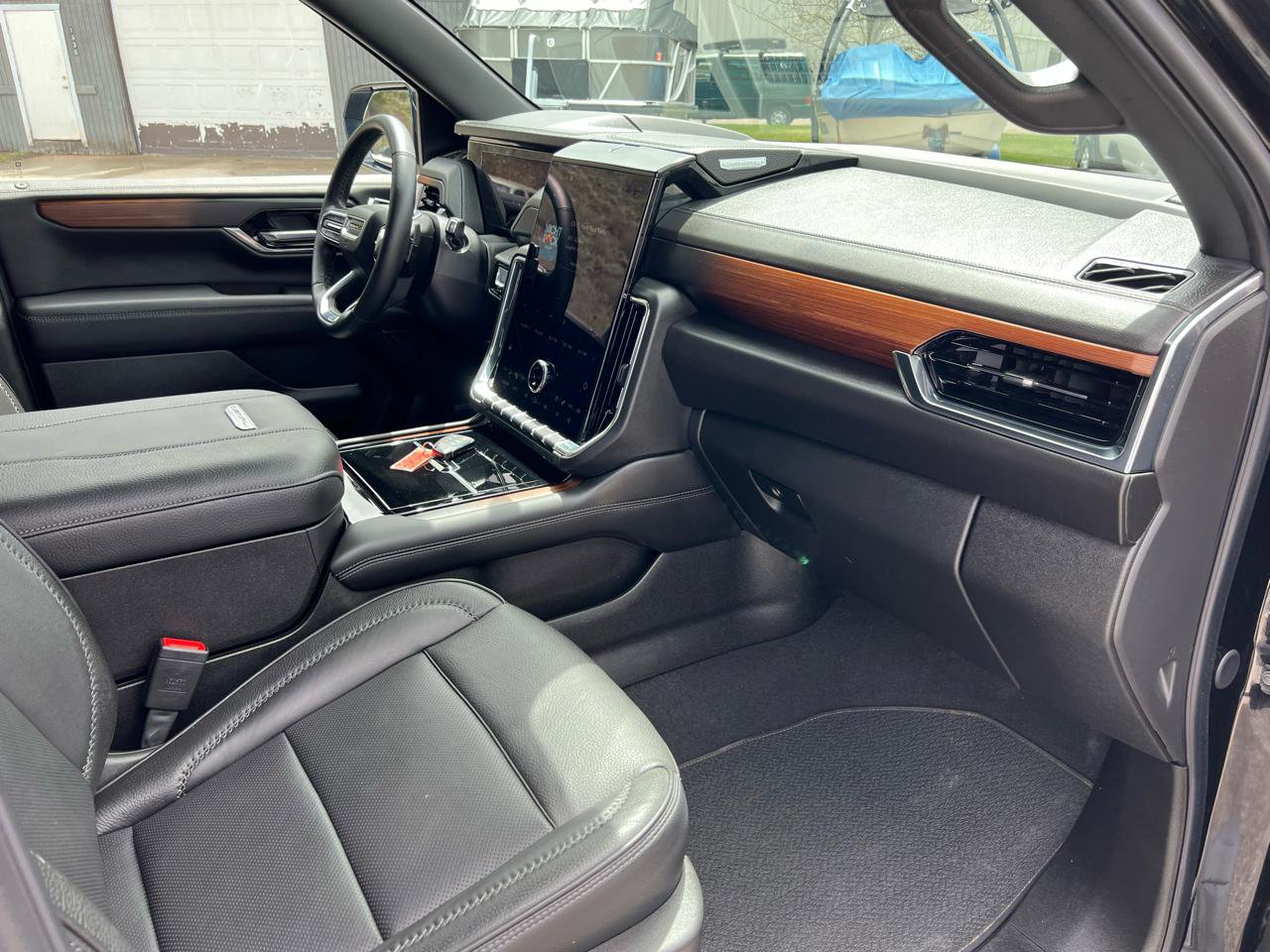 Used 2025 GMC Yukon XL Denali AWD/4WD image 9