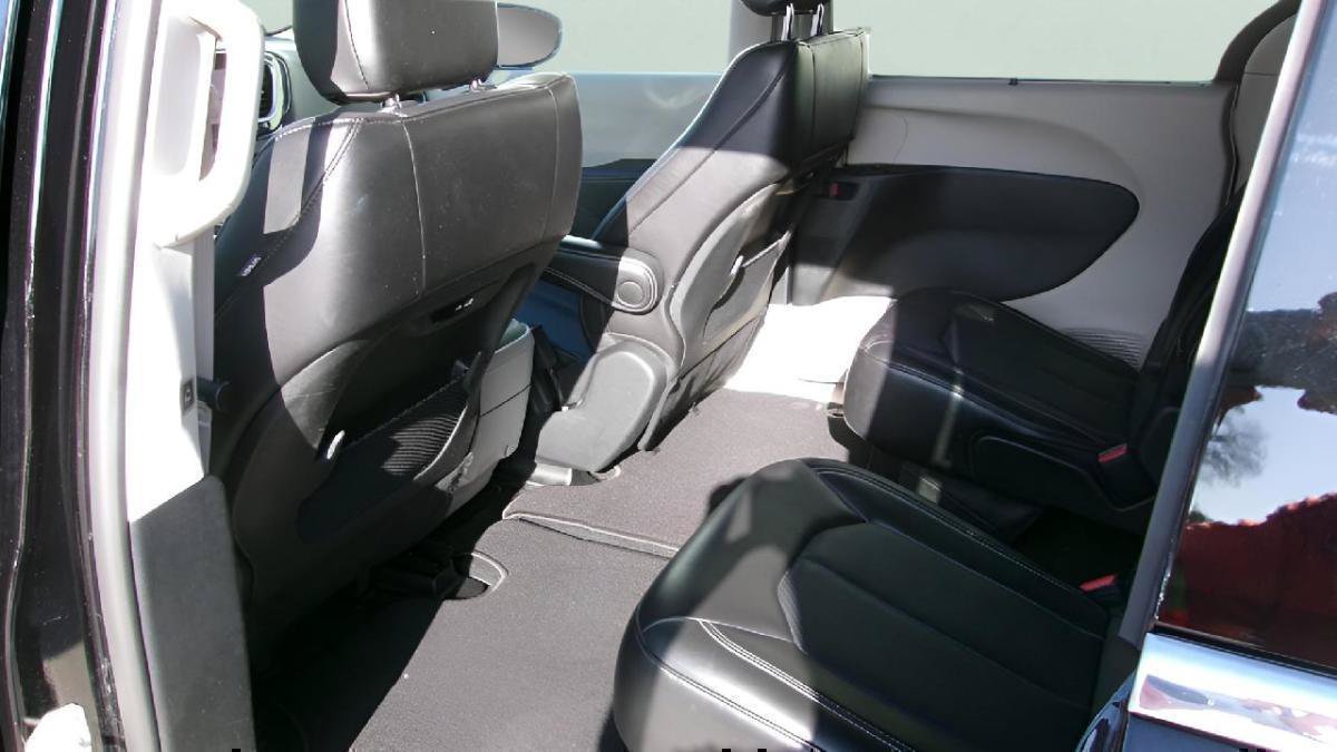 Used 2024 Chrysler Pacifica Touring-L FWD image 9