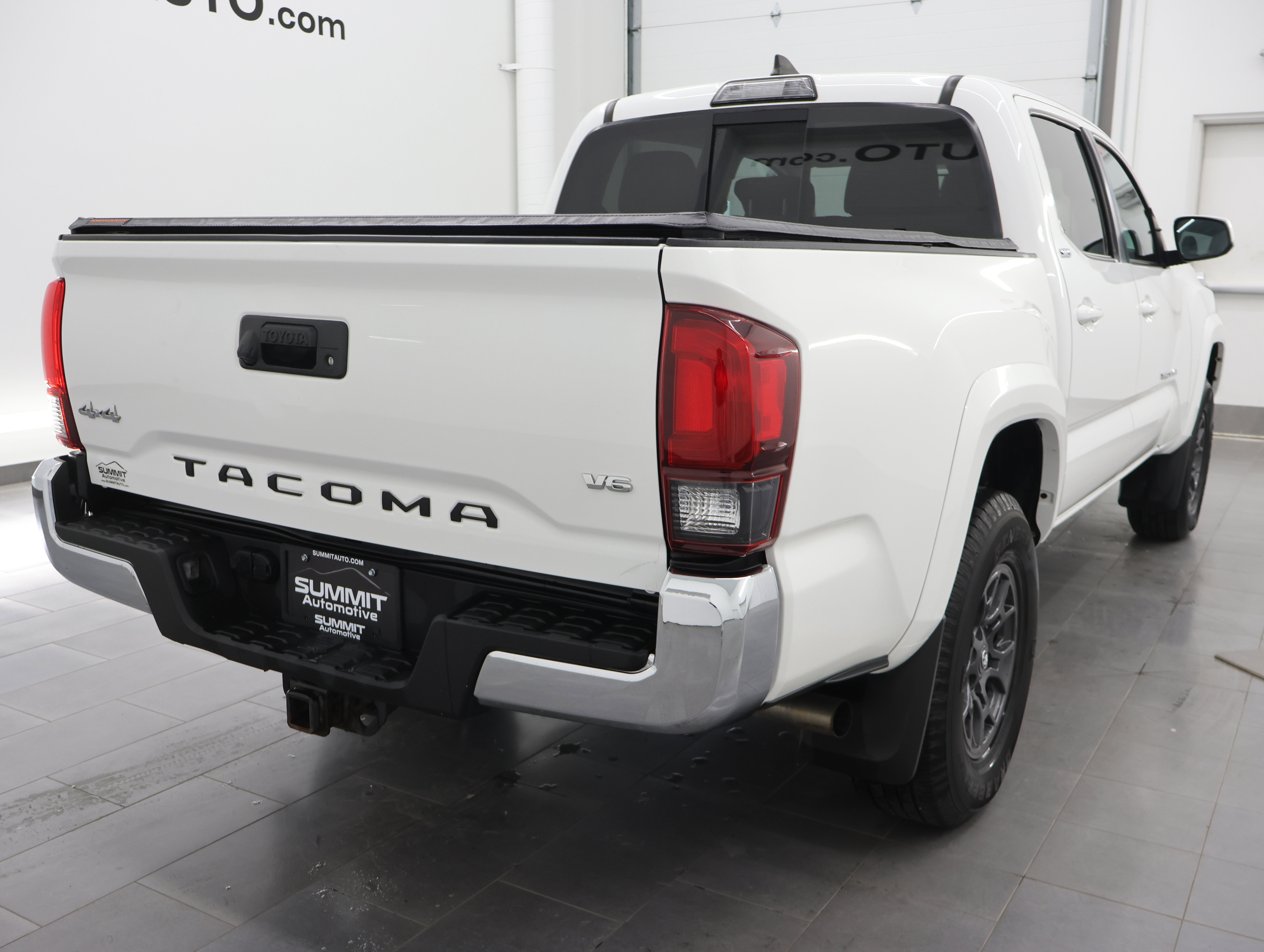 Used 2018 Toyota Tacoma SR5 AWD/4WD image 4