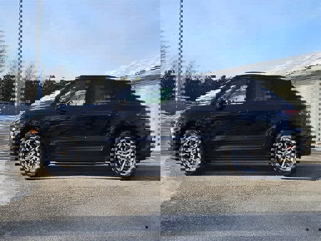 Certified 2025 Porsche Macan image 4