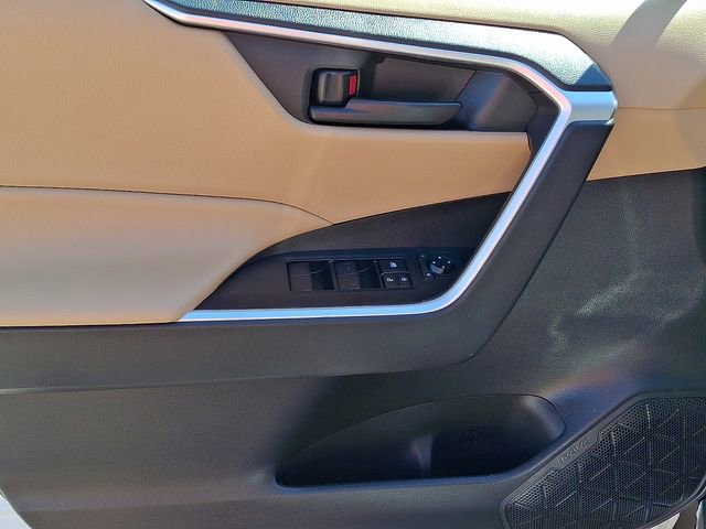 Used 2021 Toyota RAV4 LE AWD/4WD image 13
