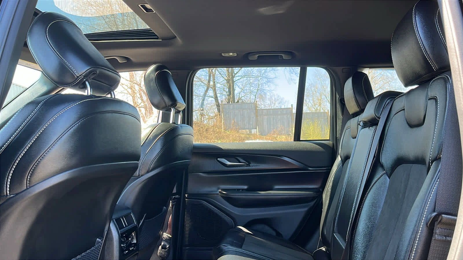 Used 2025 Jeep Grand Cherokee Altitude image 27