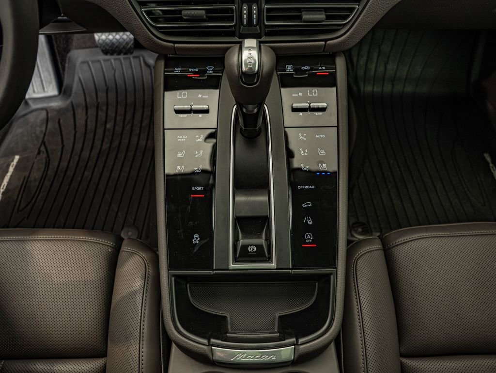 Certified 2025 Porsche Macan AWD/4WD image 33