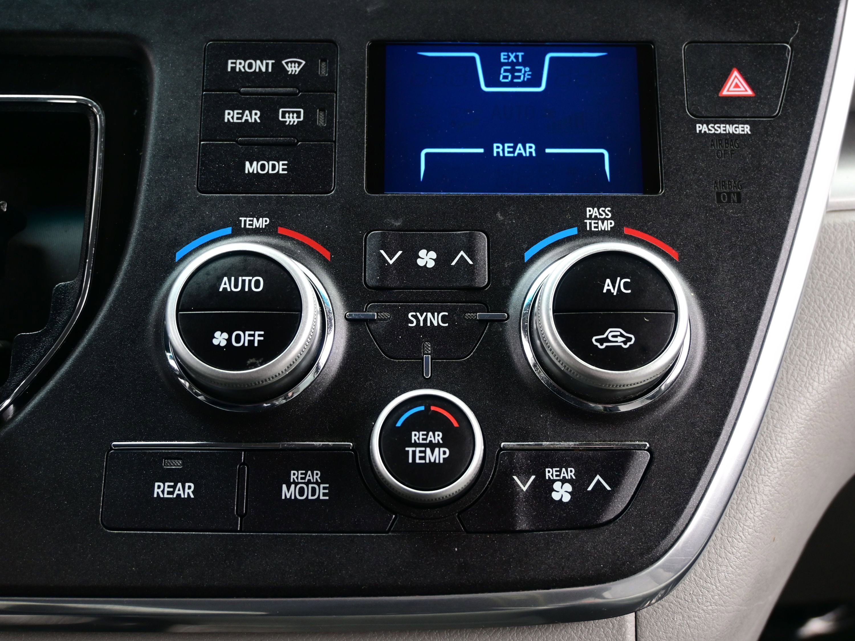 Used 2015 Toyota Sienna LE image 21