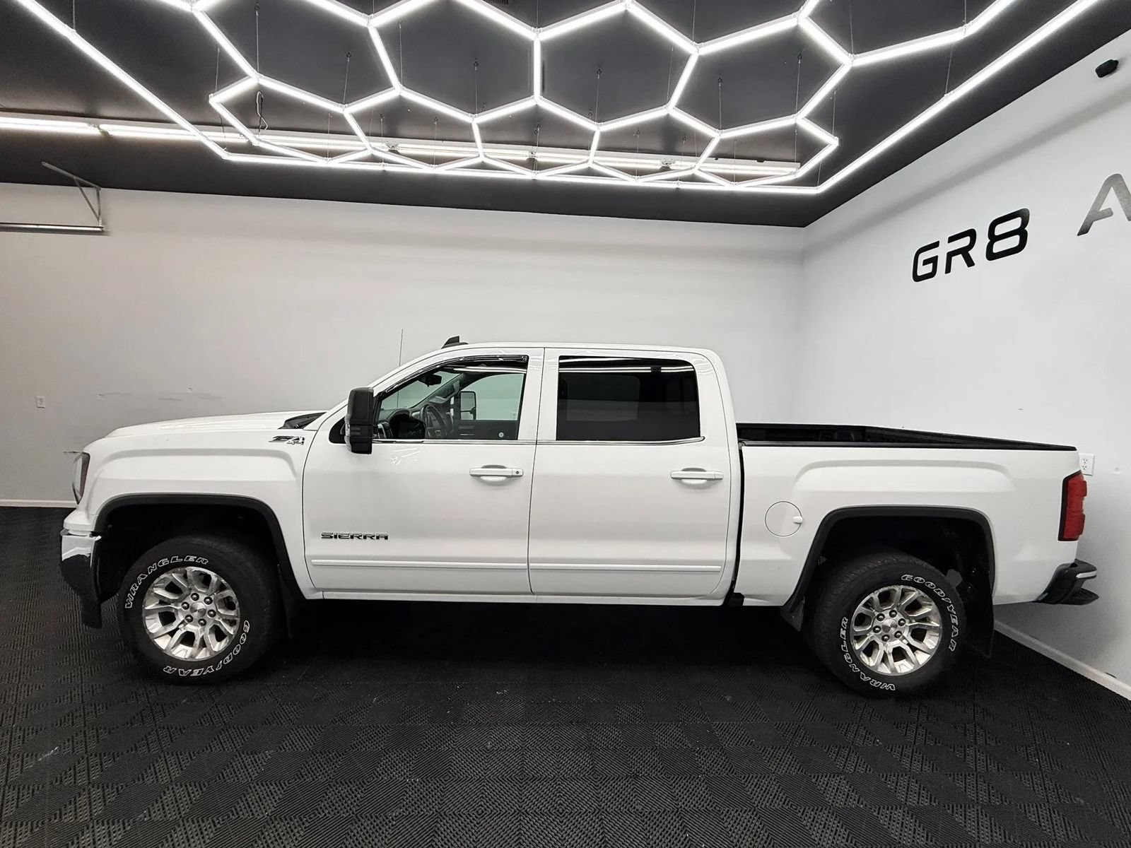 Used 2017 GMC Sierra 1500 SLE w/ SLE Value Package AWD/4WD image 4