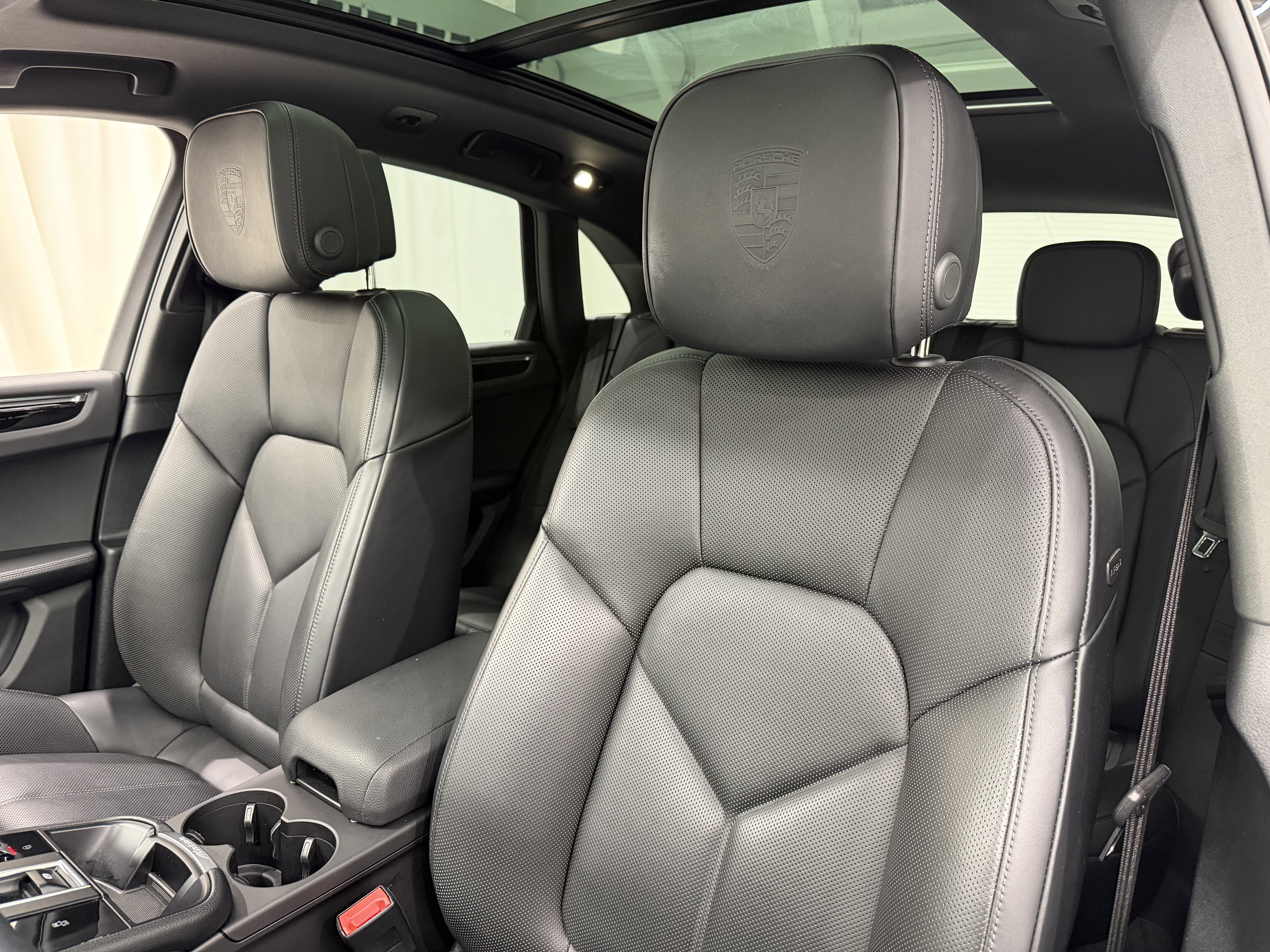 Certified 2025 Porsche Macan image 5