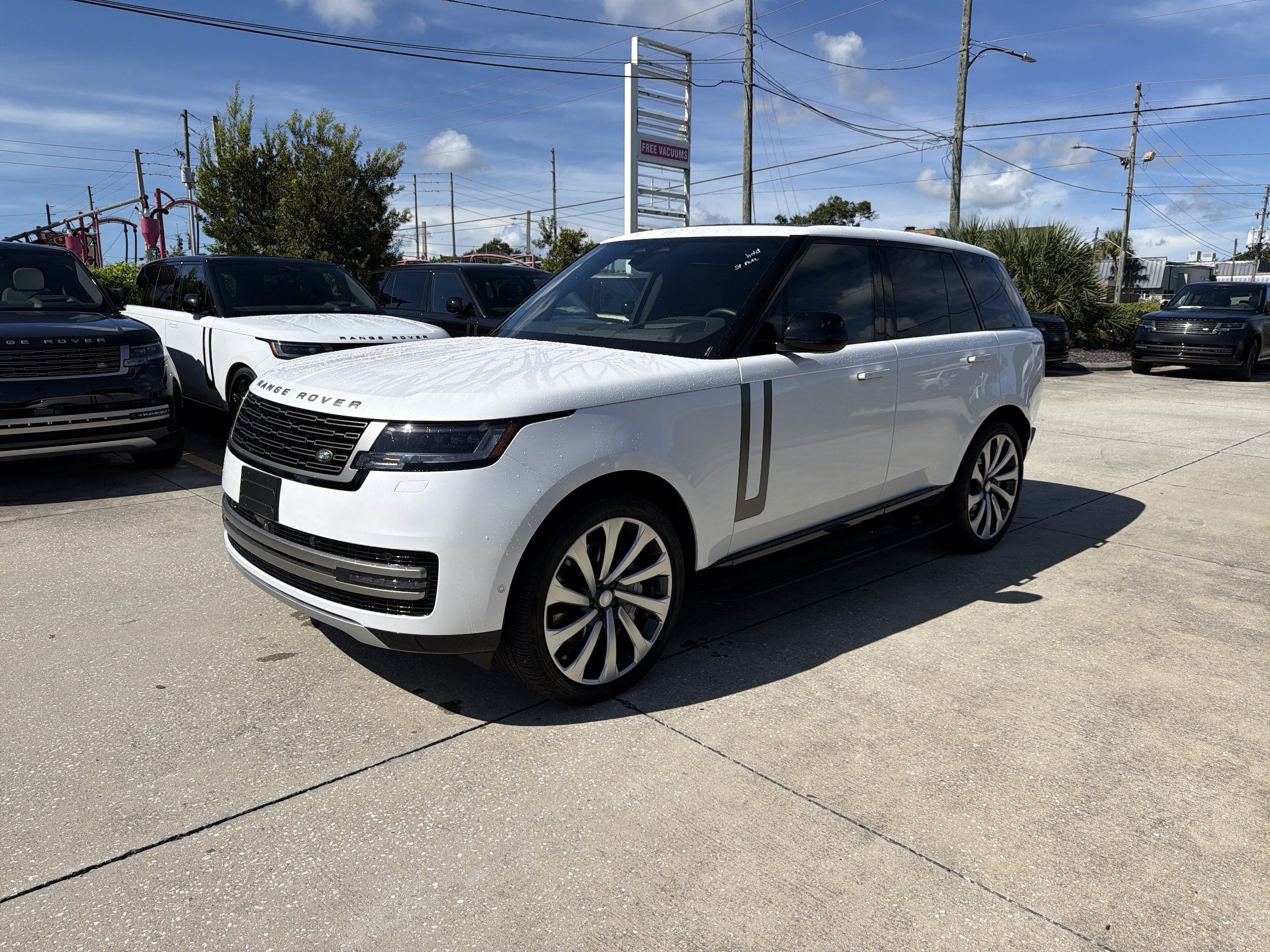Used 2025 Land Rover Range Rover SE