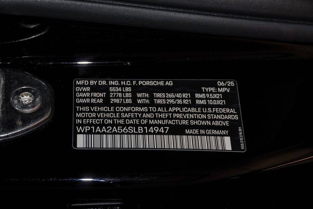 Certified 2025 Porsche Macan image 30