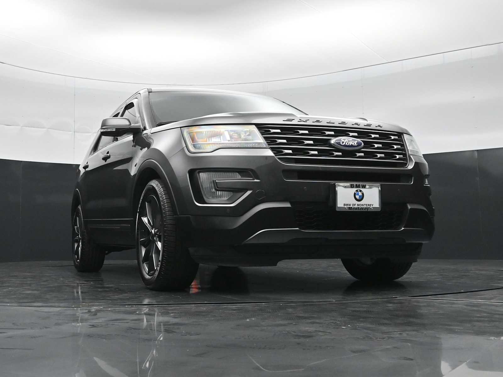 Used 2017 Ford Explorer XLT w/ Equipment Group 202A AWD/4WD image 26
