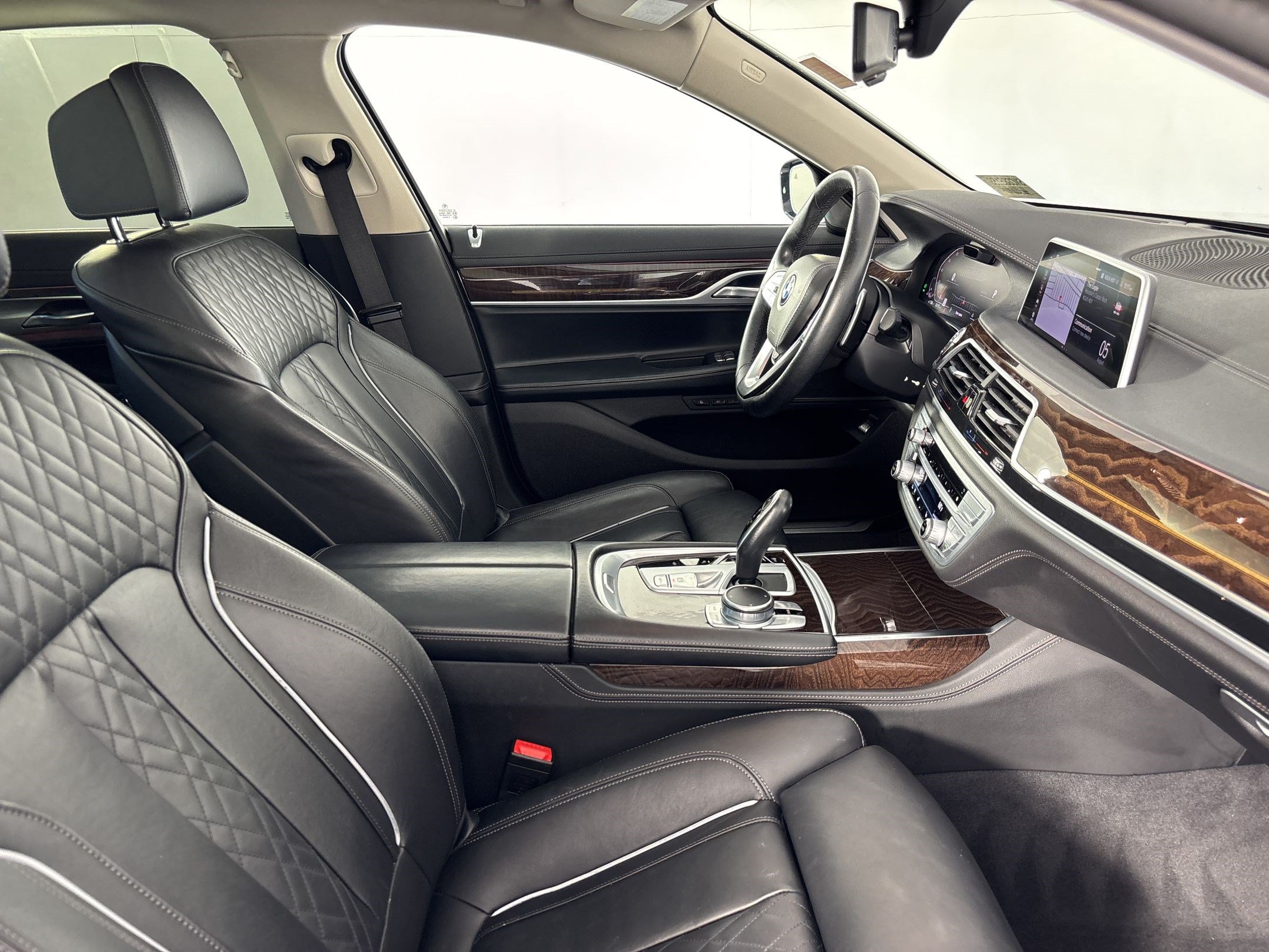 Used 2022 BMW 750Li xDrive AWD/4WD image 24