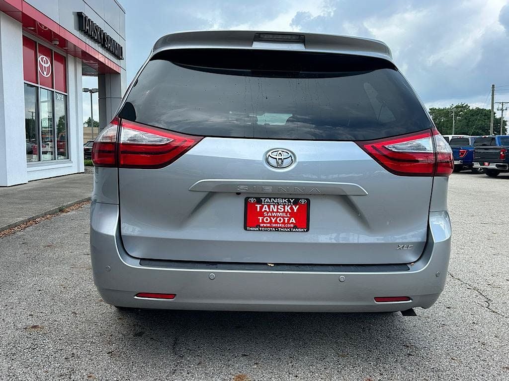 Used 2017 Toyota Sienna XLE Premium FWD image 6