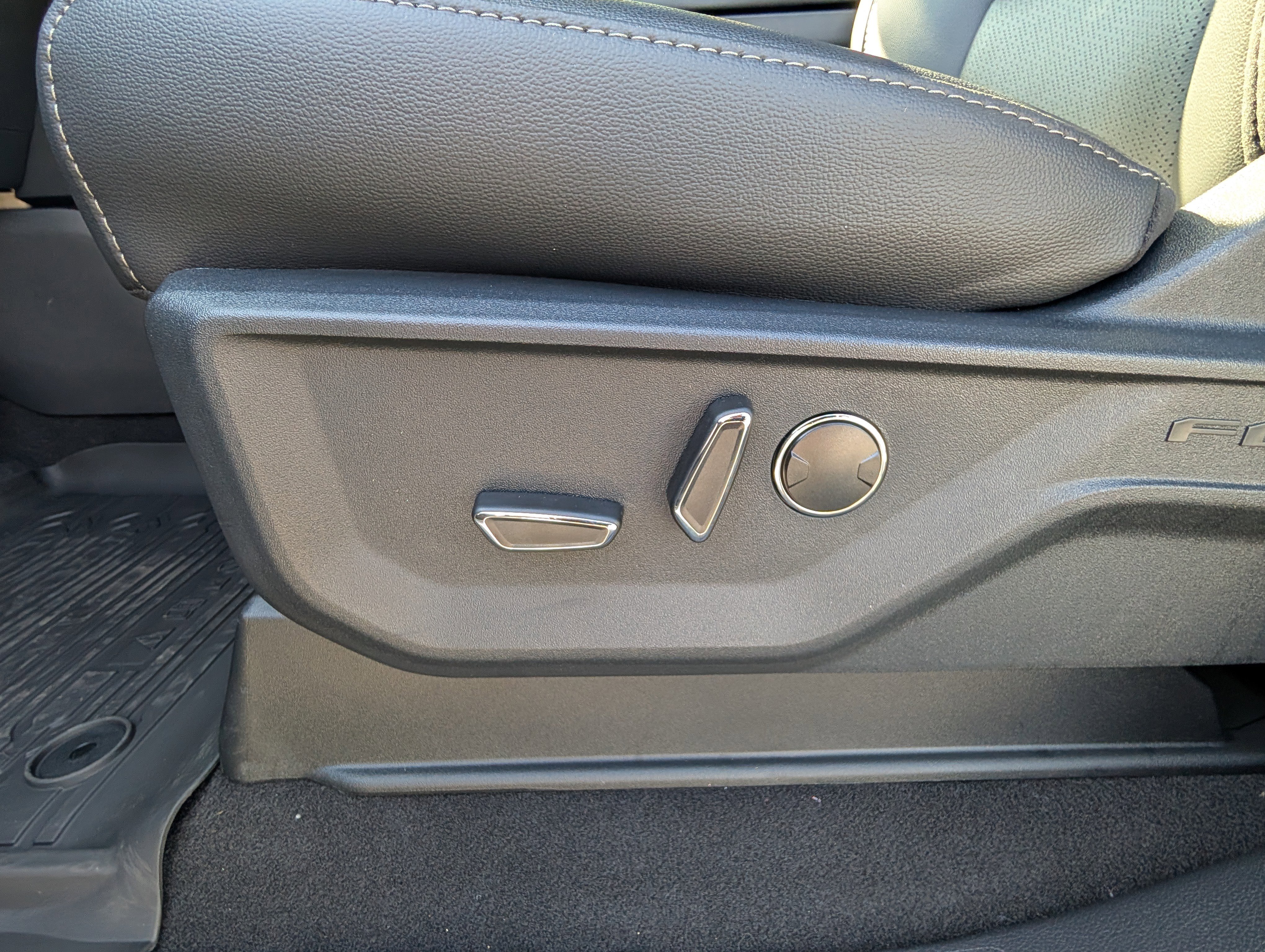 New 2025 Ford F150 Lariat w/ Equipment Group 502A High image 19