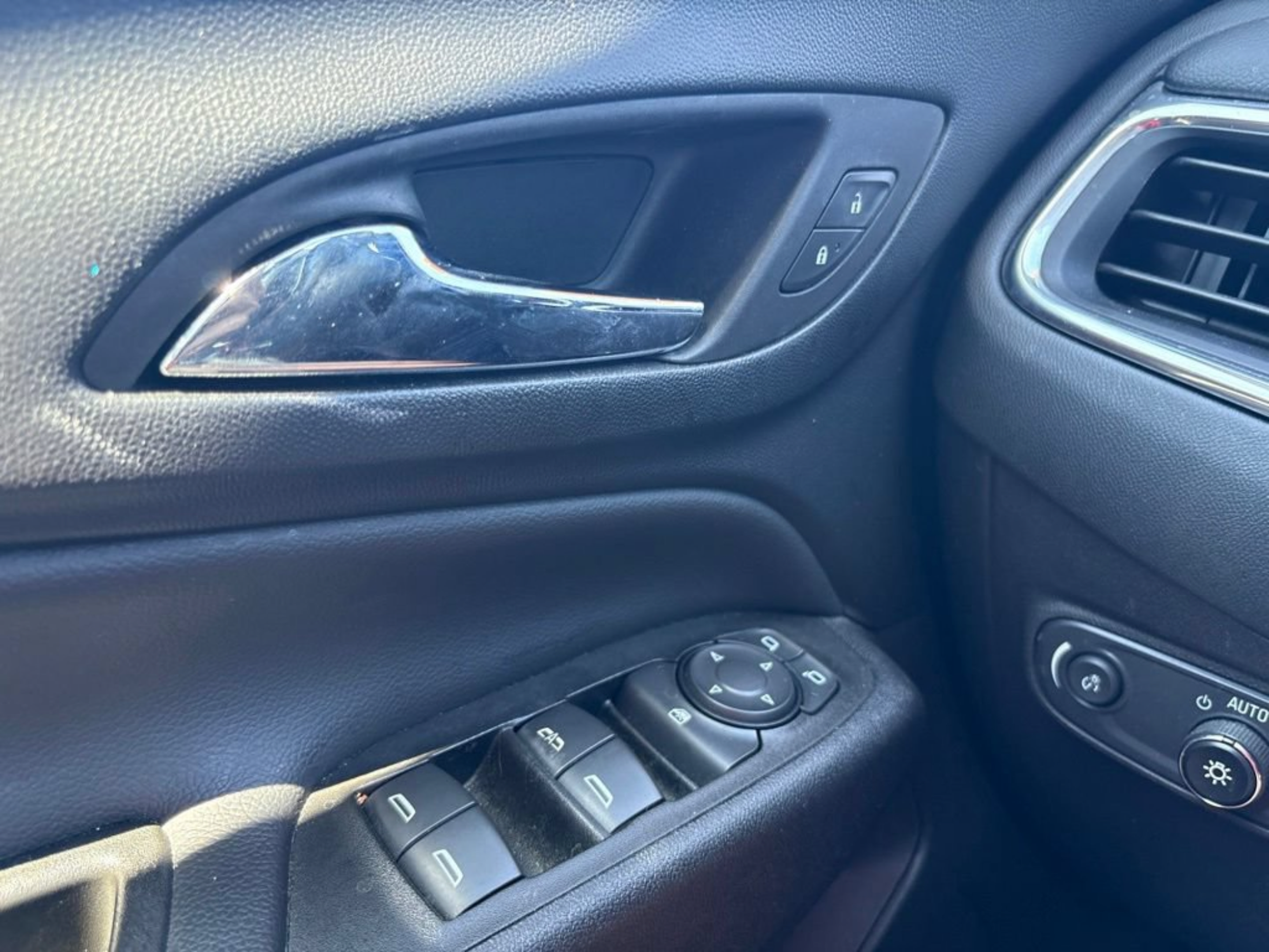 Used 2022 Chevrolet Equinox LT FWD image 18