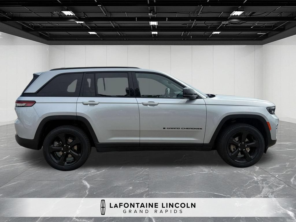 Used 2023 Jeep Grand Cherokee Altitude AWD/4WD image 6