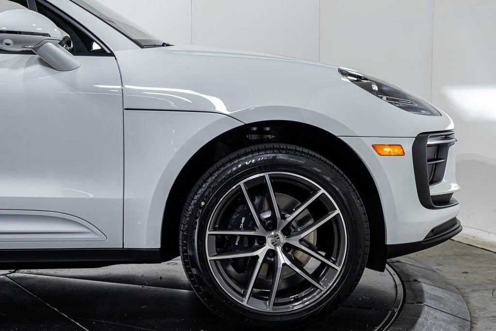 Certified 2025 Porsche Macan AWD/4WD image 11