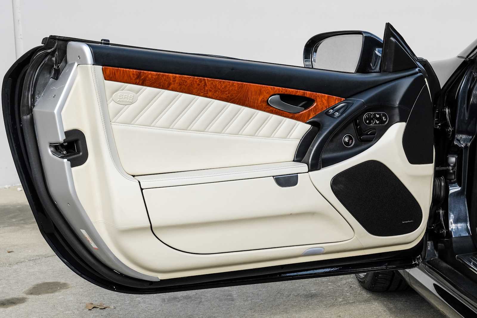 Used 2011 Mercedes-Benz SL 550 image 34