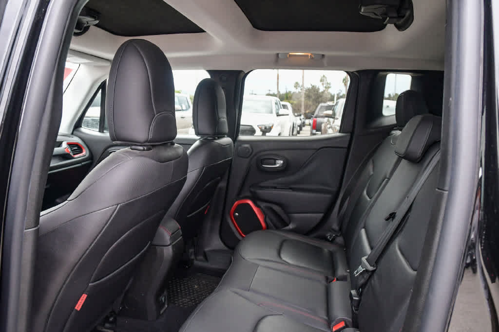 Used 2016 Jeep Renegade Trailhawk w/ Premium Trailhawk Package AWD/4WD image 17