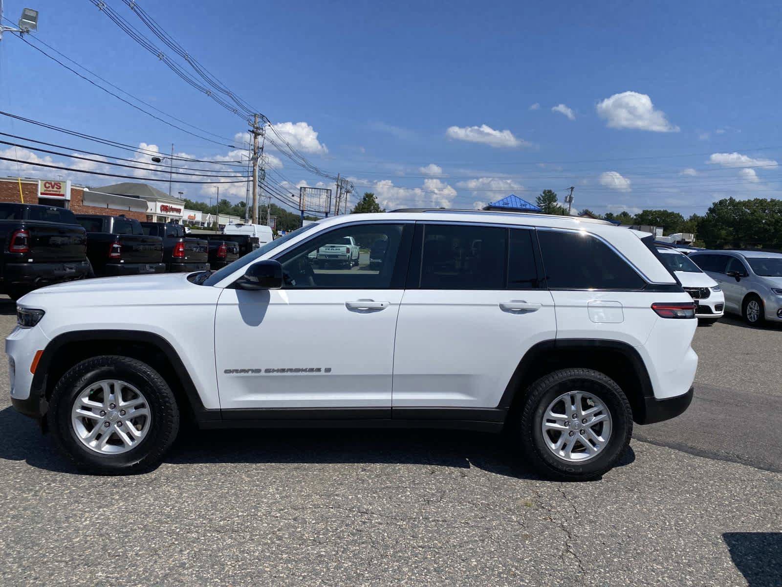 Used 2023 Jeep Grand Cherokee Laredo w/ Luxury Tech Group I AWD/4WD image 8